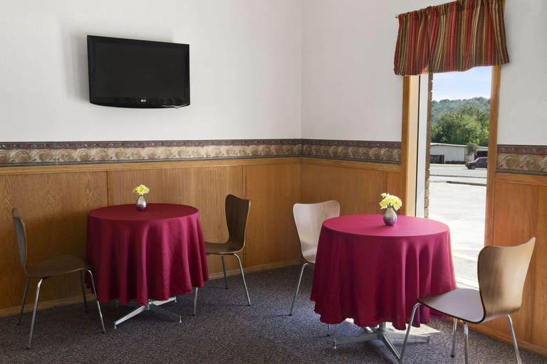 Public Area 5, Super 8 by Wyndham Batesville, Independence