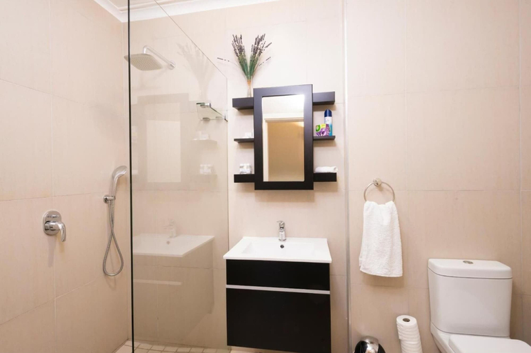 Bathroom 5, Flamingo Rocks, eThekwini