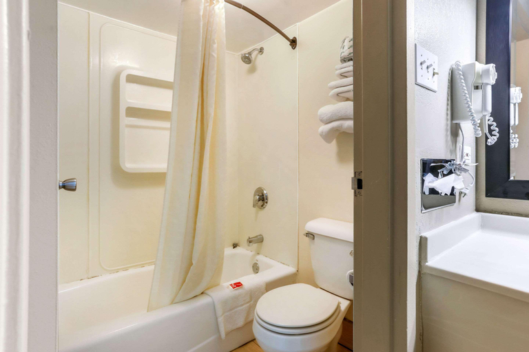 Bathroom 4, Econo Lodge Shorewood, Will
