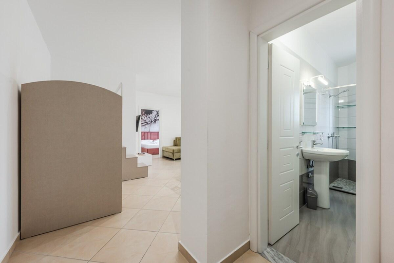 Bathroom 2, Crystal Bay Apartment, Durrësit