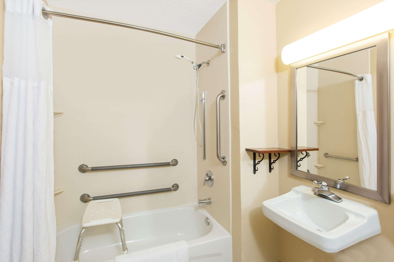 Bathroom 4, Super 8 by Wyndham Fairmont, Martin