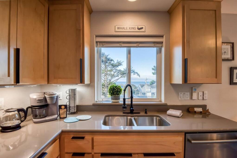 Others 5, Pacific Peek One - OceanView - EV Charger - Pet OK, Lincoln
