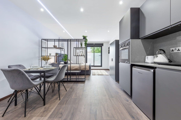 Others 5, Serviced Luxury Studio Flat Golders Green Finchley, London
