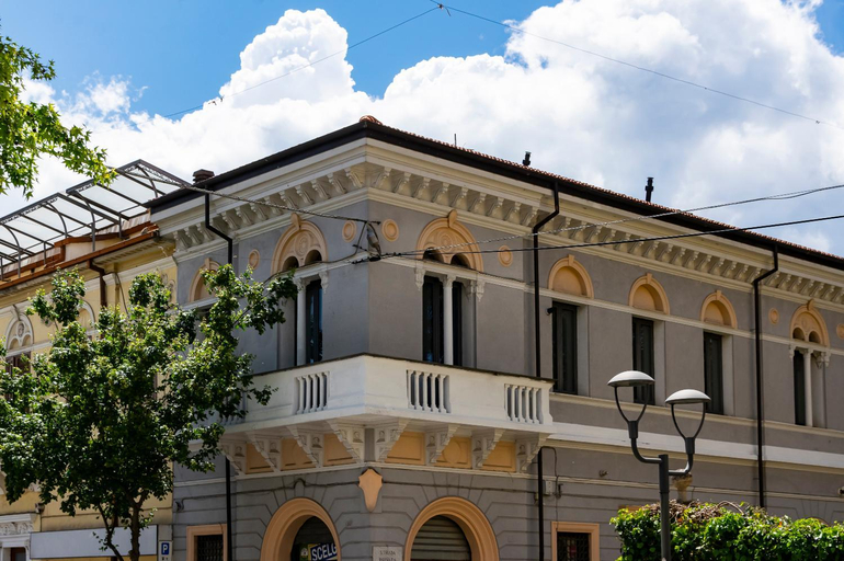 Exterior & Views