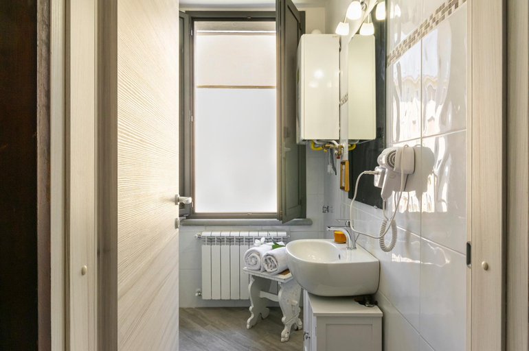 Bathroom 3, Da RESIDENZA AVEZZANO, L'Aquila