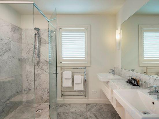 Bathroom 10