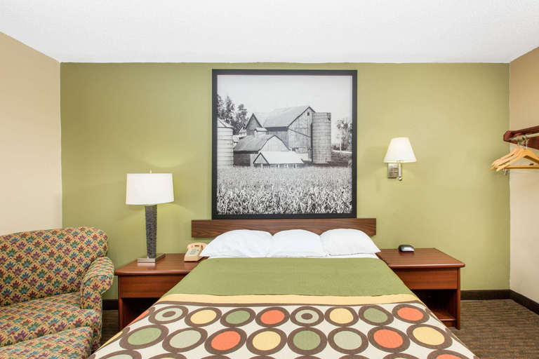 Bedroom 3, Super 8 by Wyndham Fairmont, Martin