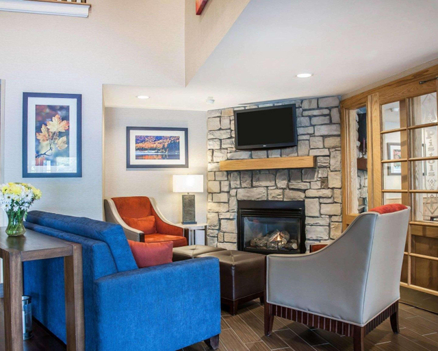 Public Area 2, Comfort Inn & Suites Sturbridge-Brimfield, Worcester
