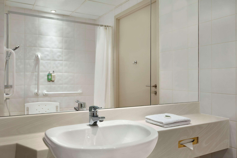 Bathroom 4, Ramada Hotel & Suites Coventry, Coventry