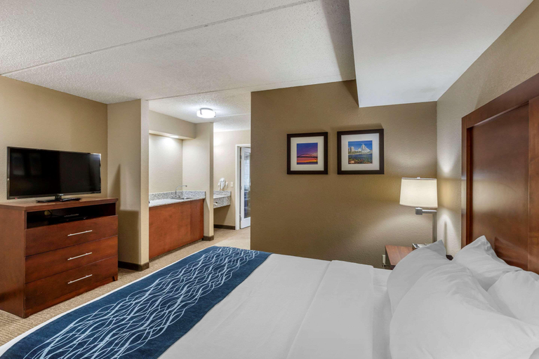 Bedroom 3, Comfort Inn & Suites Jackson - West Bend, Washington