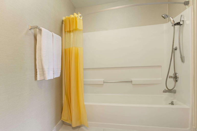 Bathroom 4, Days Inn by Wyndham Columbus Fairgrounds, Franklin