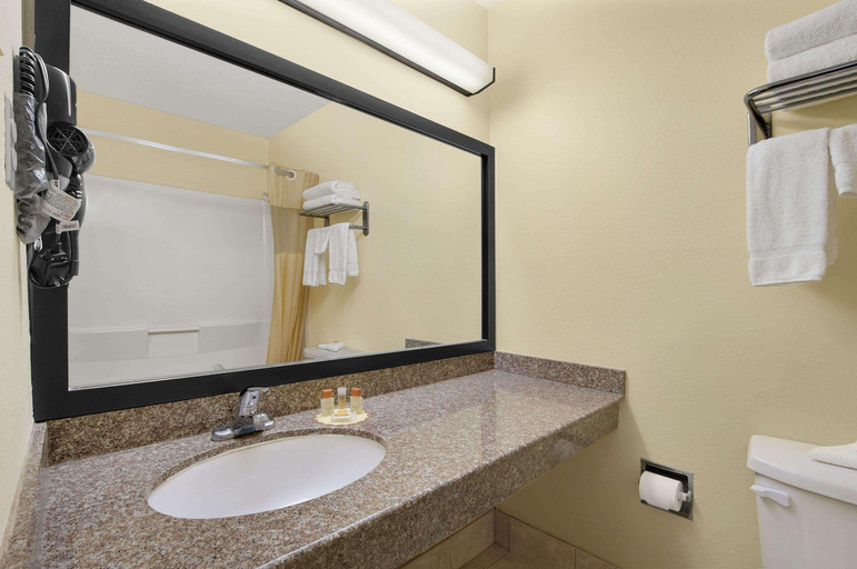 Bathroom 4, Days Inn by Wyndham Burleson Ft. Worth, Johnson