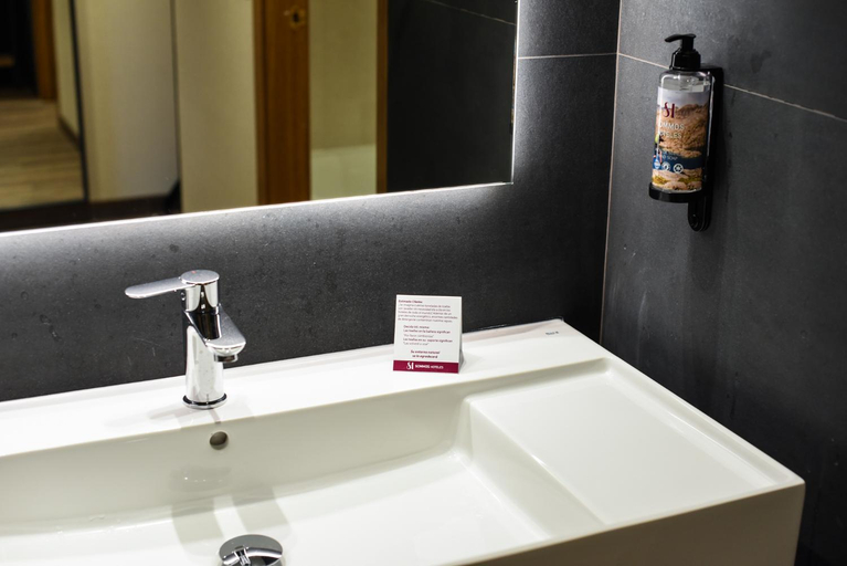 Bathroom 3, Gran Hotel Benasque Spa, Huesca