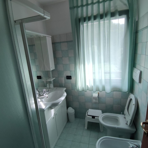 Bathroom 3, Ponte Nuovo, Vicenza