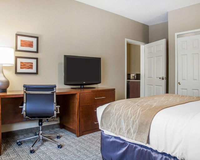 Bedroom 3, Comfort Inn & Suites Sturbridge-Brimfield, Worcester