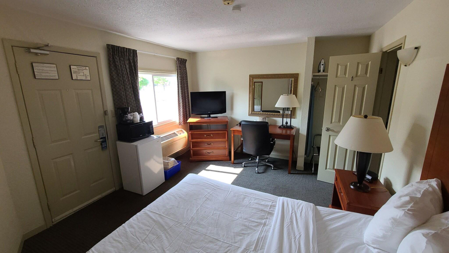 Bedroom 3, Travelodge Gananoque, Leeds and Grenville