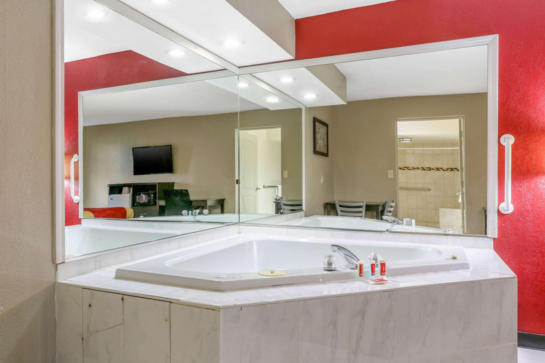 Bathroom 4, Econo Lodge Shorewood, Will