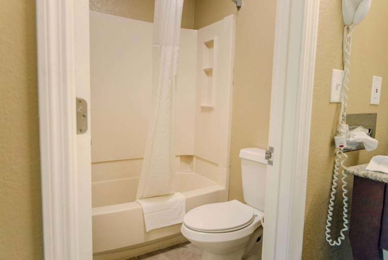 Bathroom 4, Super 8 by Wyndham Cincinnati/Springdale OH, Hamilton