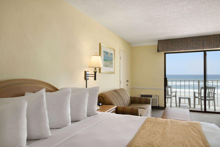 Bedroom 3, Days Inn by Wyndham Daytona Oceanfront, Volusia
