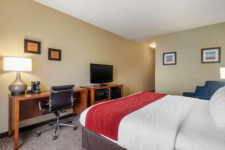 Bedroom 3, Comfort Inn & Suites Pittsburg Area, Crawford