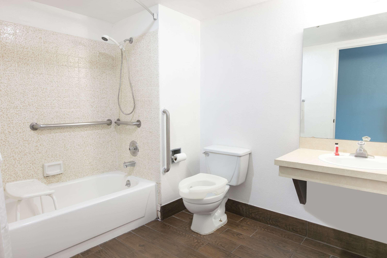 Bathroom 4, Super 8 by Wyndham Bishop, Inyo