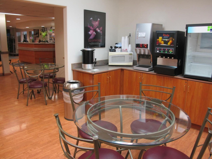 Food & Drinks 5, Microtel Inn & Suites By Wyndham Eagle River/Anch, Anchorage