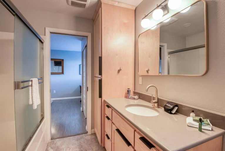 Bathroom 3, Pacific Peek One - OceanView - EV Charger - Pet OK, Lincoln