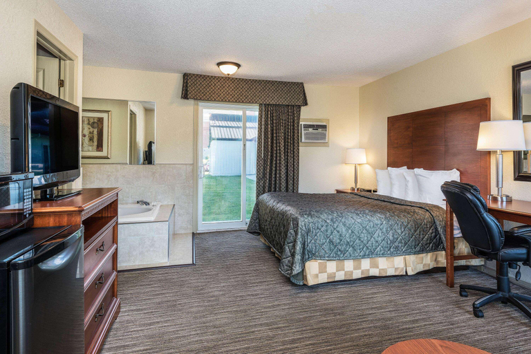 Bedroom 3, Travelodge Gananoque, Leeds and Grenville