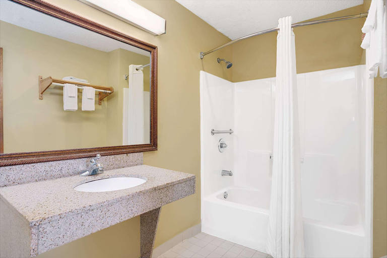 Bathroom 3, Super 8 by Wyndham Forest Park, Clayton