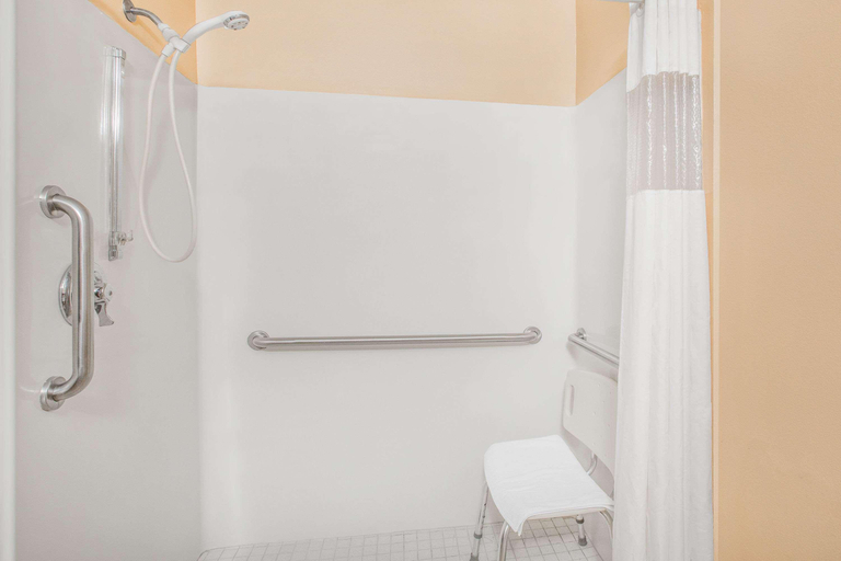 Bathroom 4, Days Inn by Wyndham Worthington, Nobles