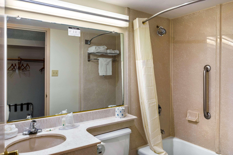 Bathroom 4, Quality Inn Tyler - Lindale, Smith
