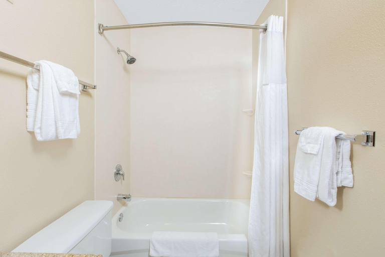 Bathroom 4, Super 8 by Wyndham Fairmont, Martin