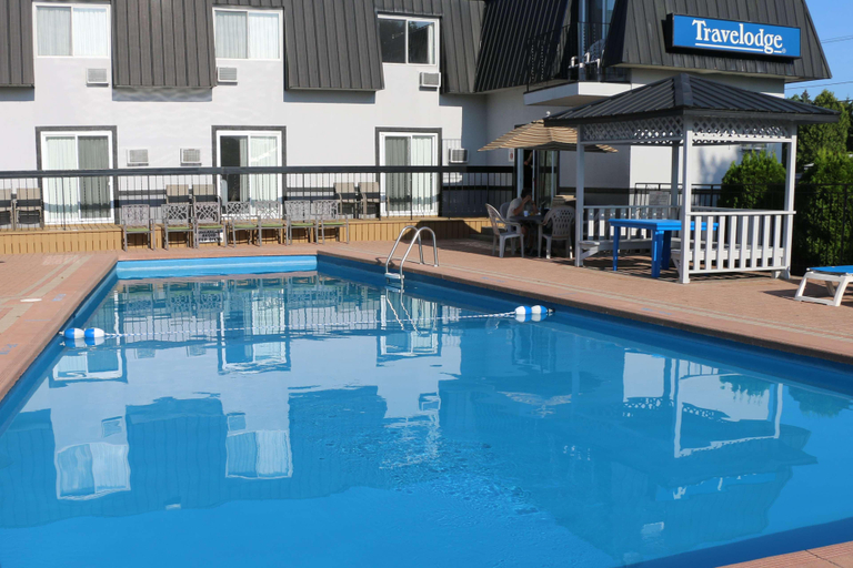 Sport & Beauty 4, Travelodge Gananoque, Leeds and Grenville