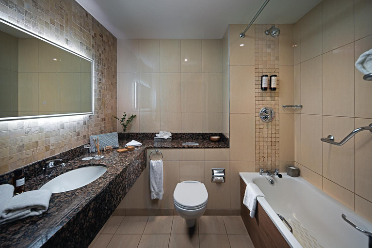 Bathroom 4, Carlton Hotel Dublin Airport, Dublin