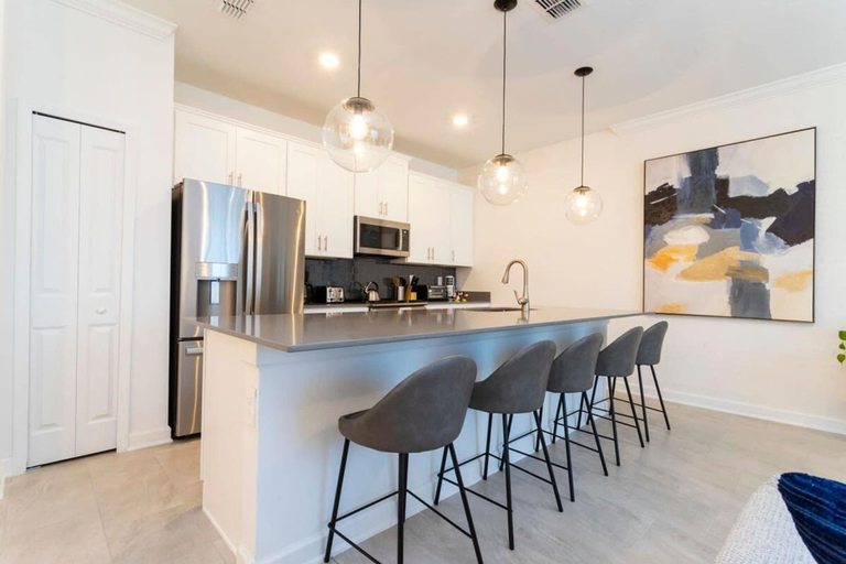 Room 3, Chic Modern Marvel-spacious Themed Bedrooms Private Pool, Osceola