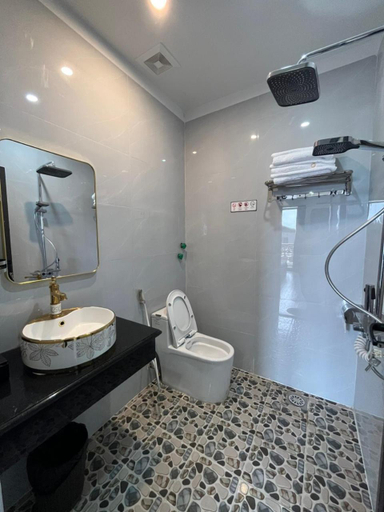 Bathroom 3, Royal Homestay - Royal Center, Móng Cái