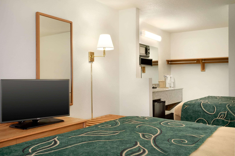 Bedroom 3, Travelodge by Wyndham Cheyenne, Laramie