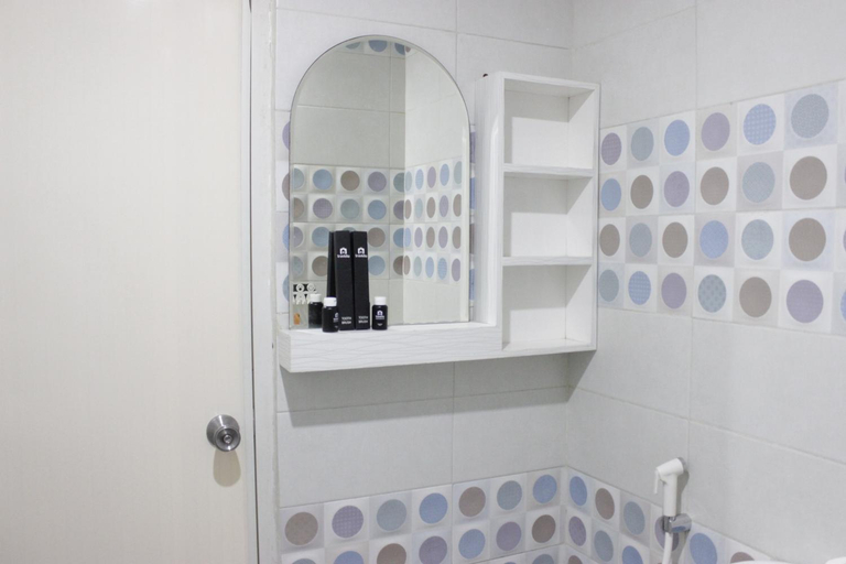 Bathroom 2, Comfy 2BR Grand Asia Afrika Residence By Travelio, Bandung