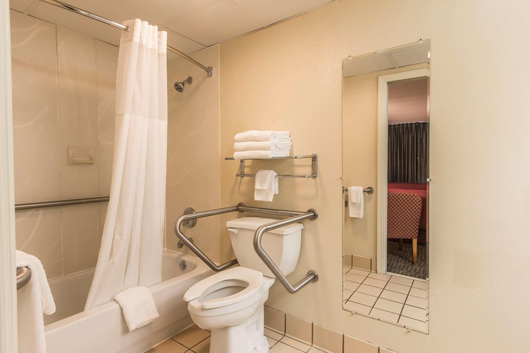 Bathroom, Quality Inn & Suites Easley - Greenville, Pickens