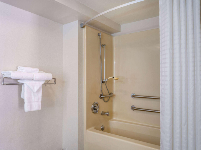 Bathroom 4, Days Inn by Wyndham Clemson, Pickens