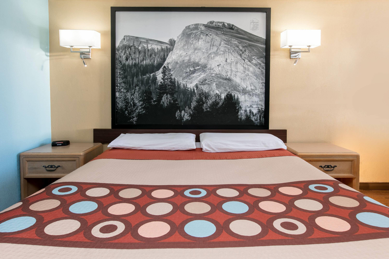 Bedroom 2, Super 8 by Wyndham Bishop, Inyo