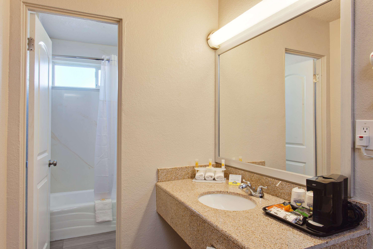 Bathroom 4, Days Inn by Wyndham Chowchilla Gateway to Yosemite, Madera