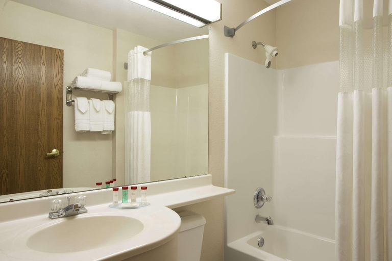 Bedroom 5, Ramada Limited & Suites Bloomington, McLean