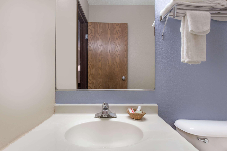 Bathroom 4, Super 8 by Wyndham Farmville, Prince Edward