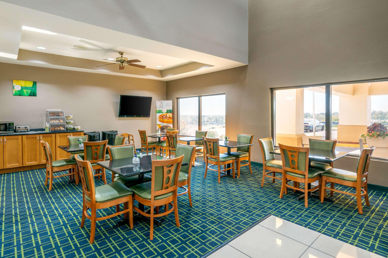Food & Drinks 5, Quality Inn & Suites Jefferson City, Cole