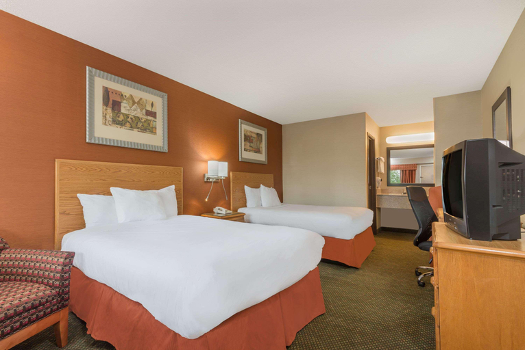 Bedroom 5, Days Inn by Wyndham Columbus Fairgrounds, Franklin