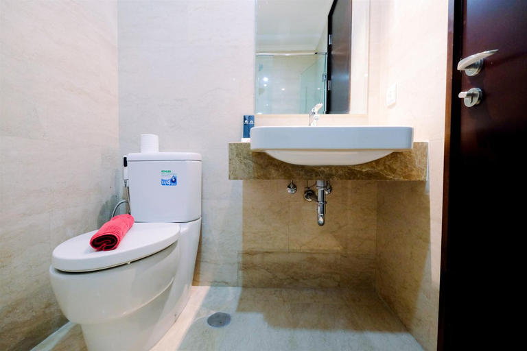 Bathroom 3, Cozy Studio Menteng Park Apartment By Travelio, Central Jakarta