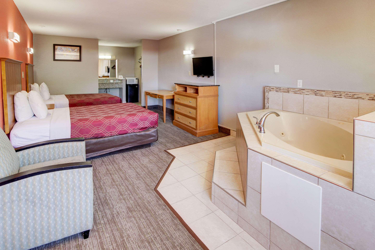 Bedroom 3, Econo Lodge Norfolk Airport, Norfolk
