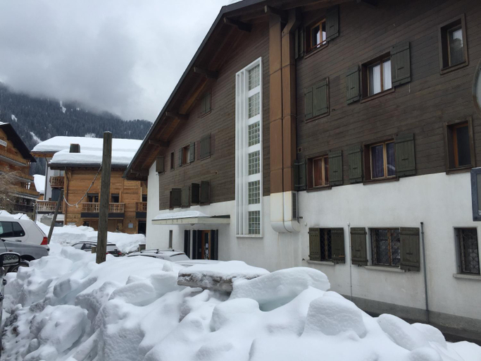 View 2, Verbier Valmont in center, Entremont