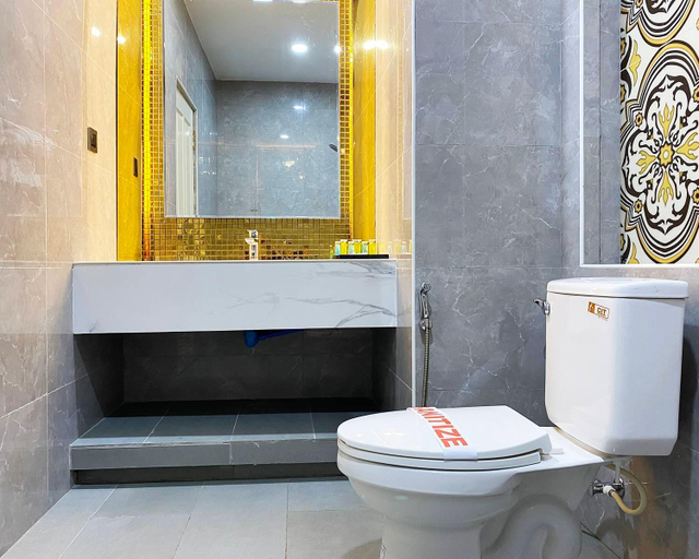 Bathroom 5, Holiday Pier Hotel, Mandalay